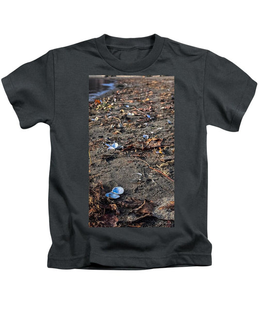 Seashells on the shoreline  - Kids T-Shirt