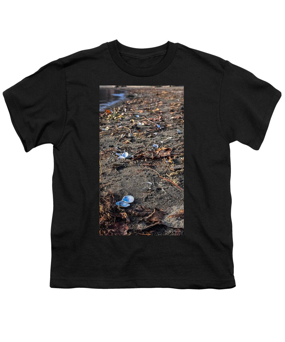 Seashells on the shoreline  - Youth T-Shirt