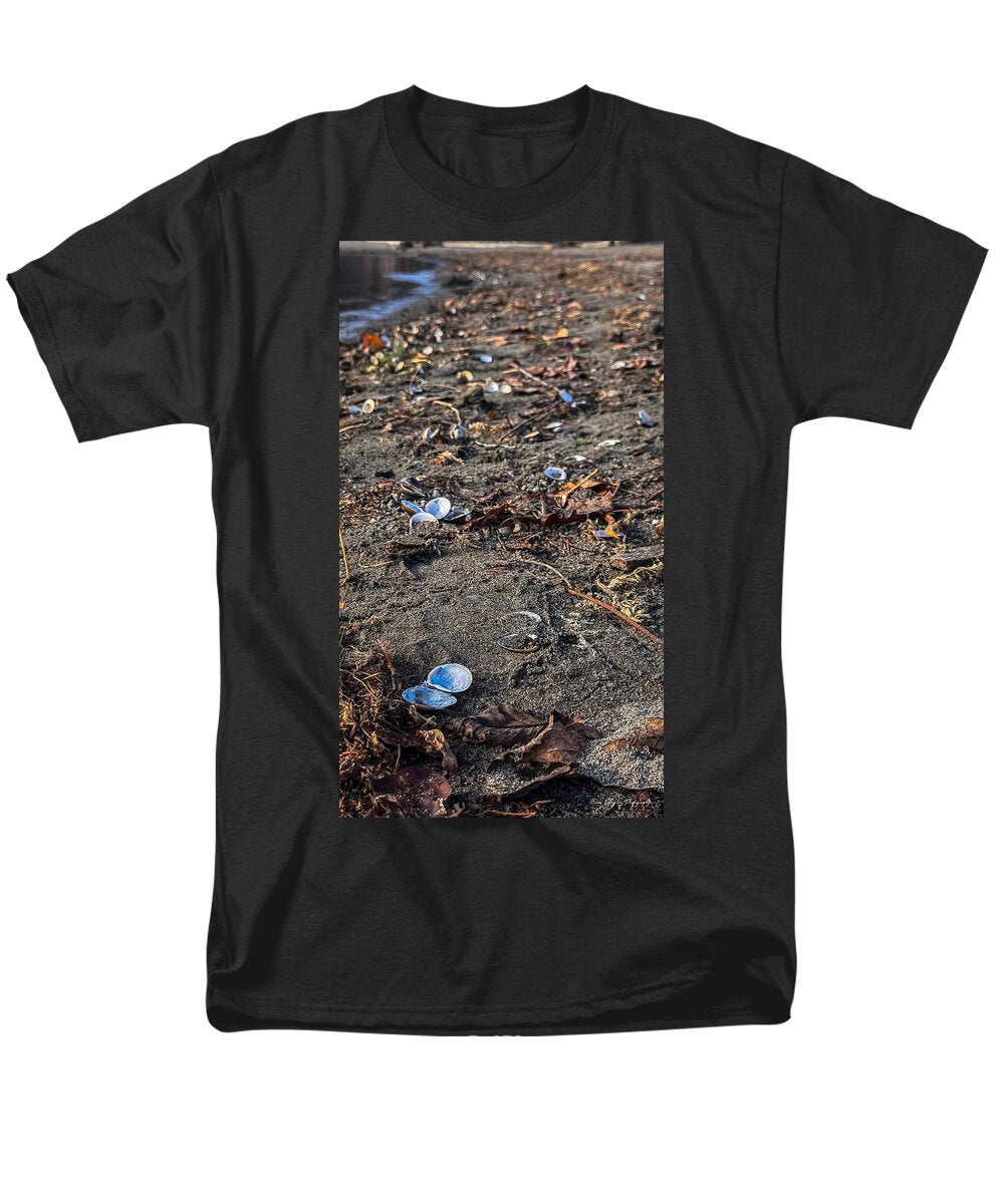 Seashells on the shoreline  - Men's T-Shirt  (Regular Fit)