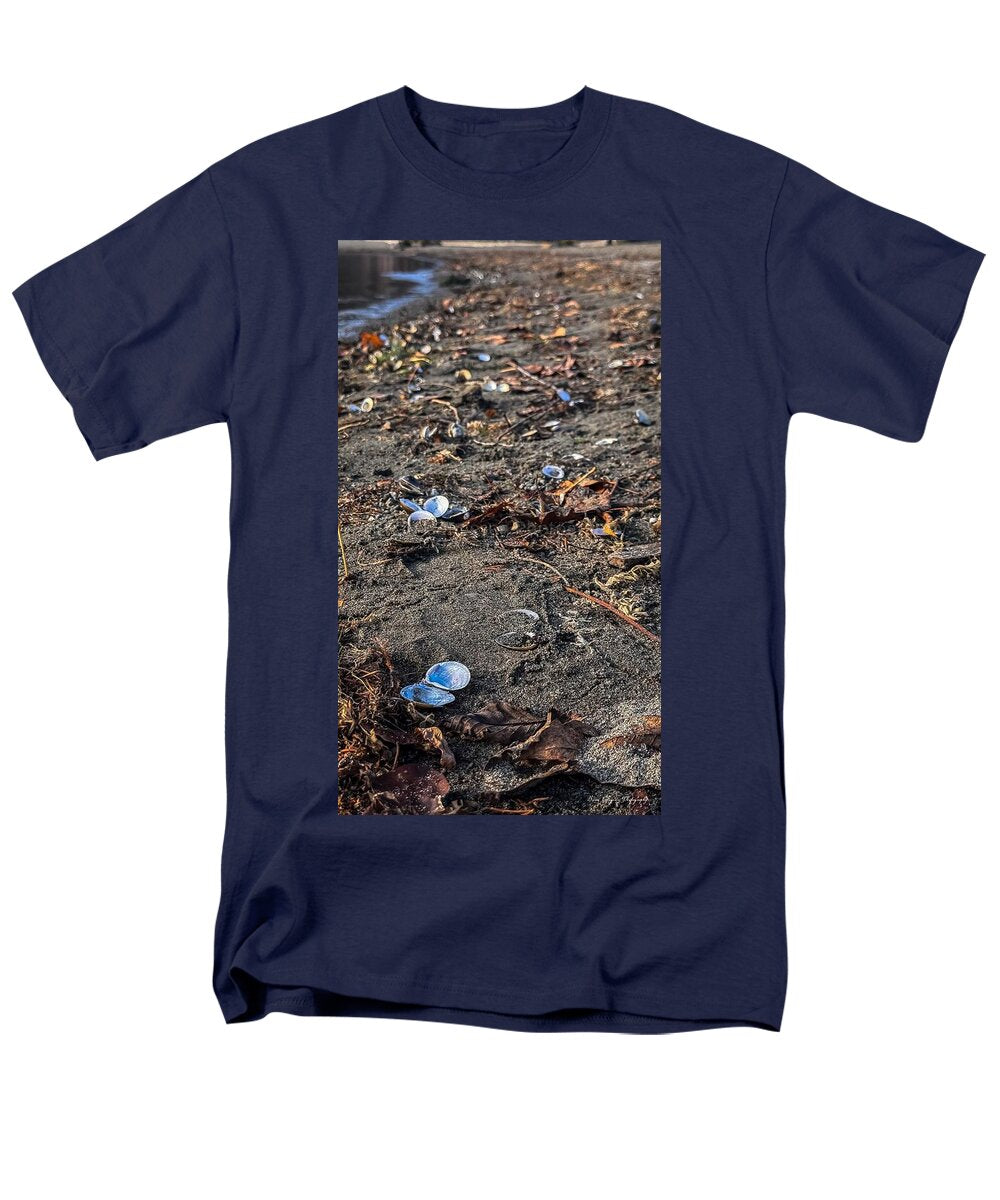Seashells on the shoreline  - Men's T-Shirt  (Regular Fit)
