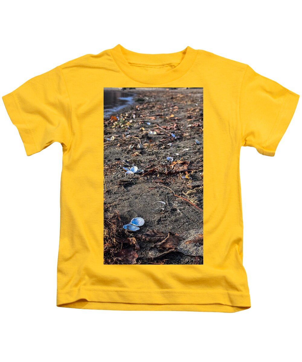 Seashells on the shoreline  - Kids T-Shirt