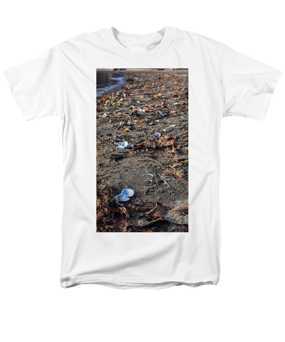 Seashells on the shoreline  - Men's T-Shirt  (Regular Fit)