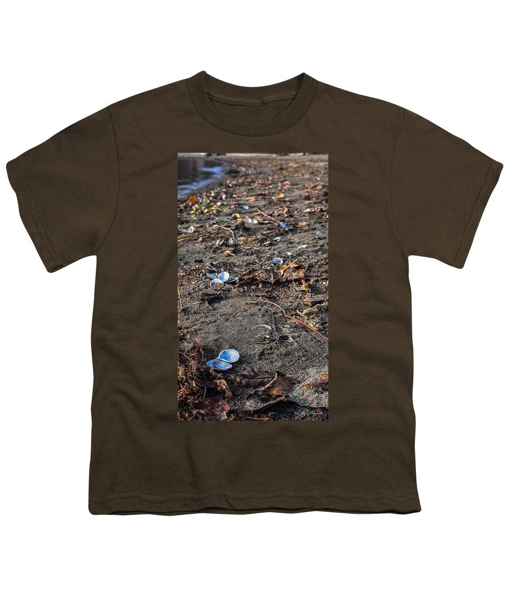 Seashells on the shoreline  - Youth T-Shirt