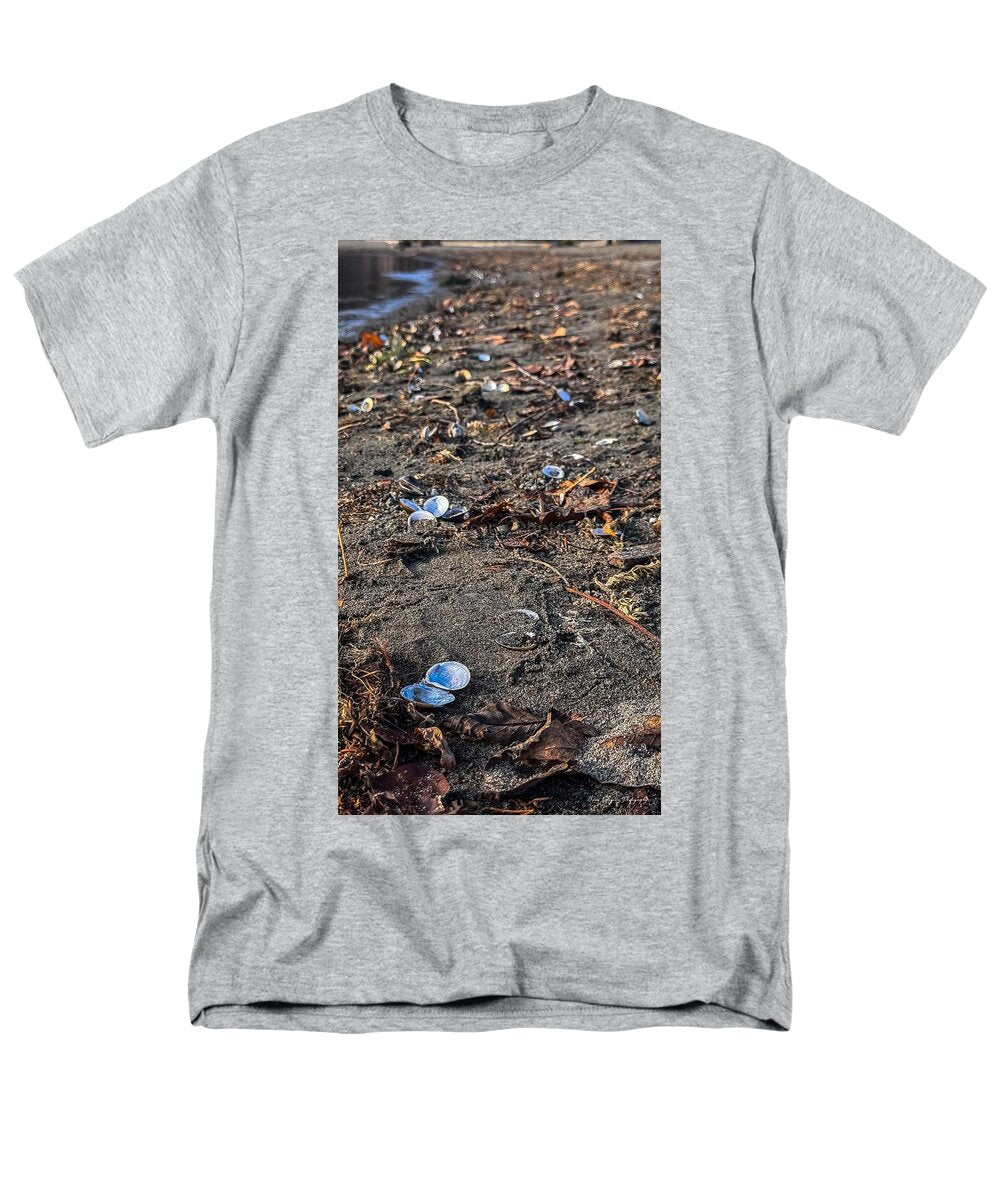 Seashells on the shoreline  - Men's T-Shirt  (Regular Fit)