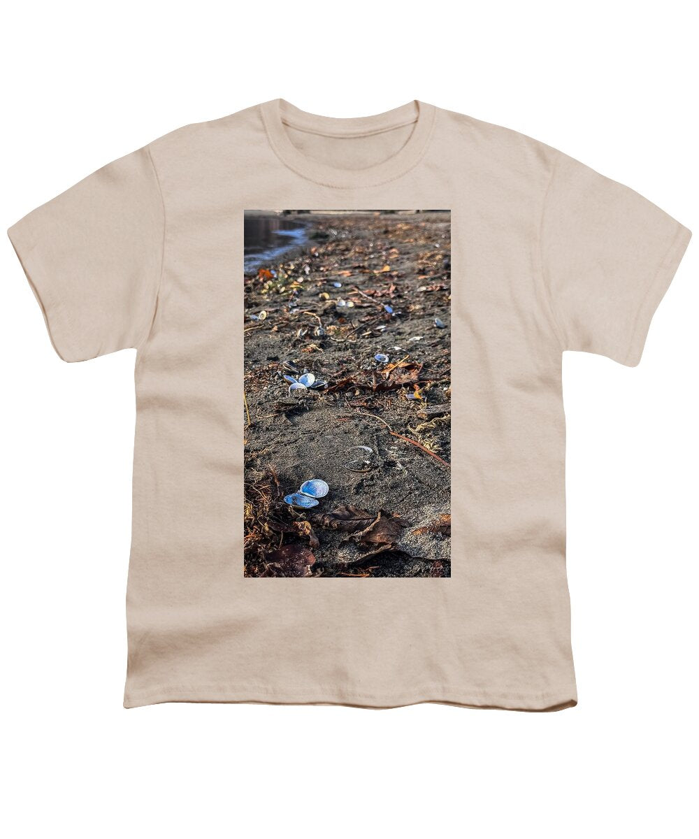 Seashells on the shoreline  - Youth T-Shirt