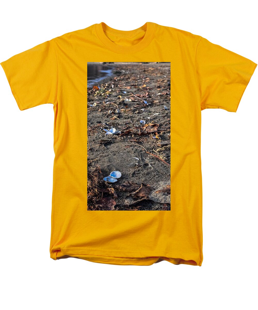 Seashells on the shoreline  - Men's T-Shirt  (Regular Fit)