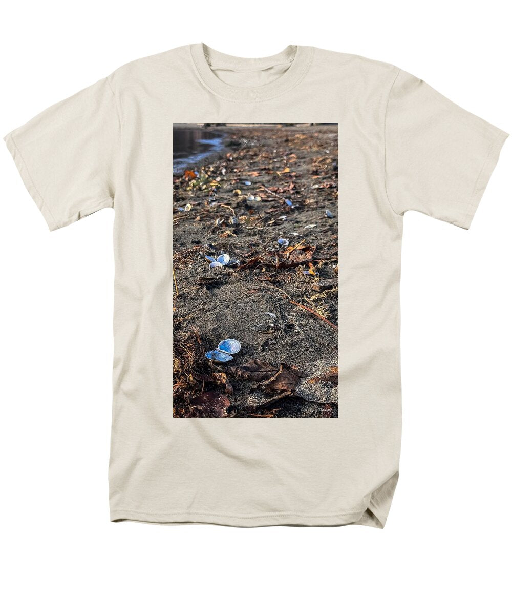 Seashells on the shoreline  - Men's T-Shirt  (Regular Fit)