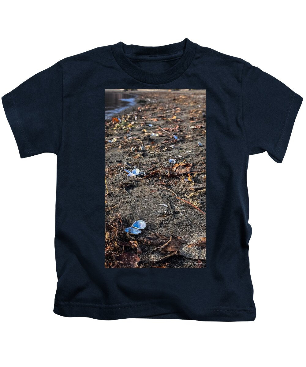 Seashells on the shoreline  - Kids T-Shirt
