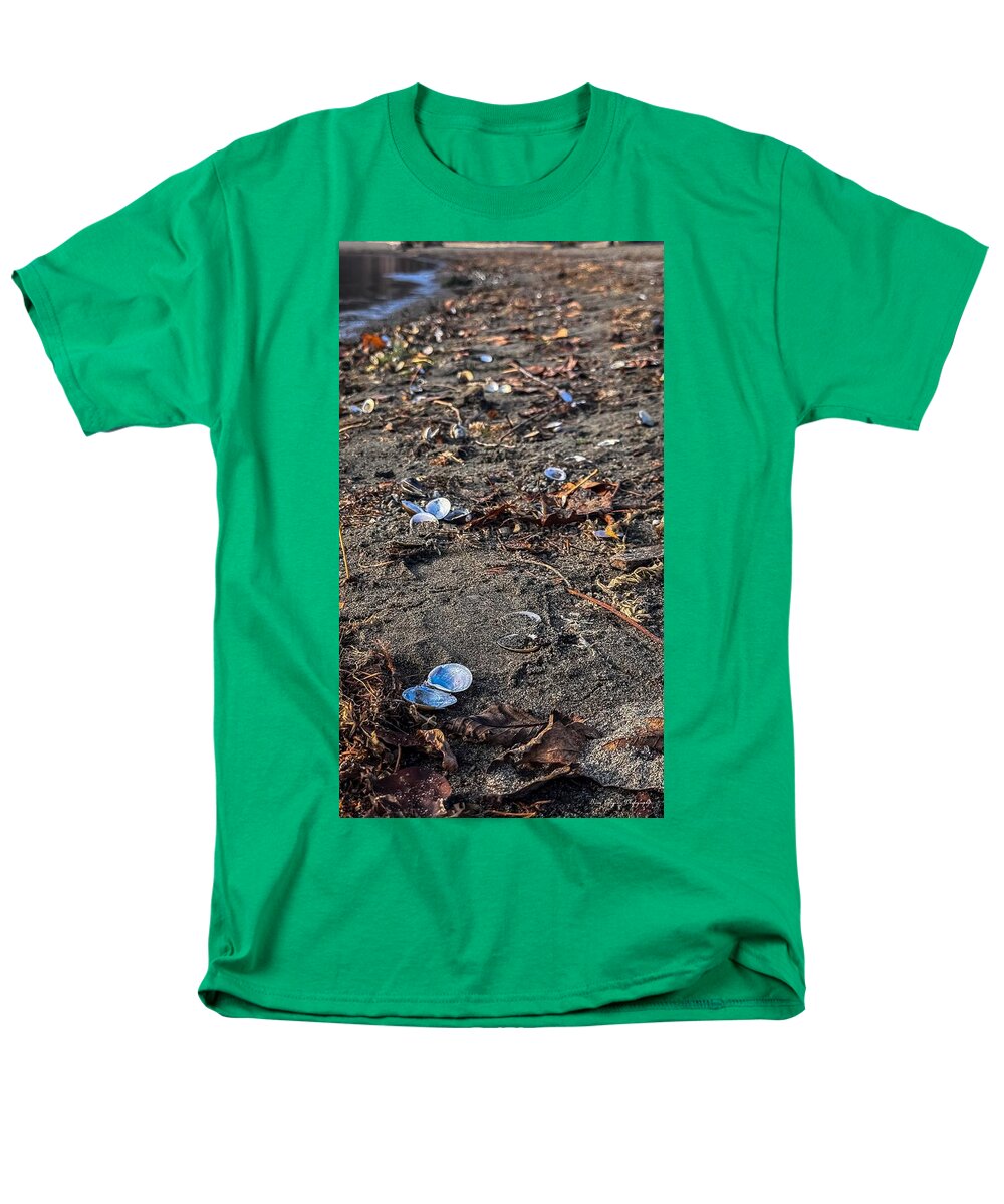 Seashells on the shoreline  - Men's T-Shirt  (Regular Fit)