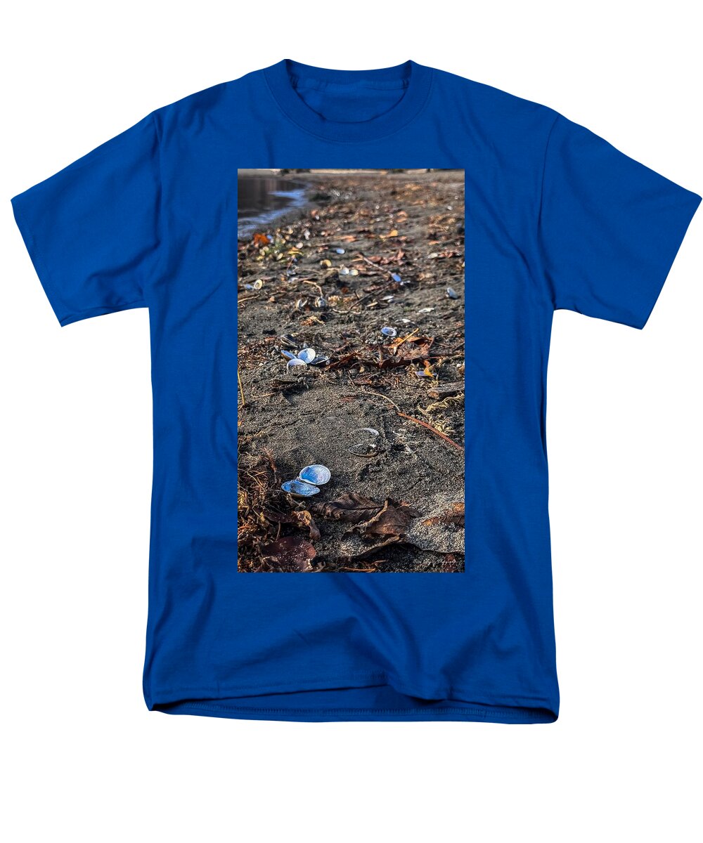 Seashells on the shoreline  - Men's T-Shirt  (Regular Fit)