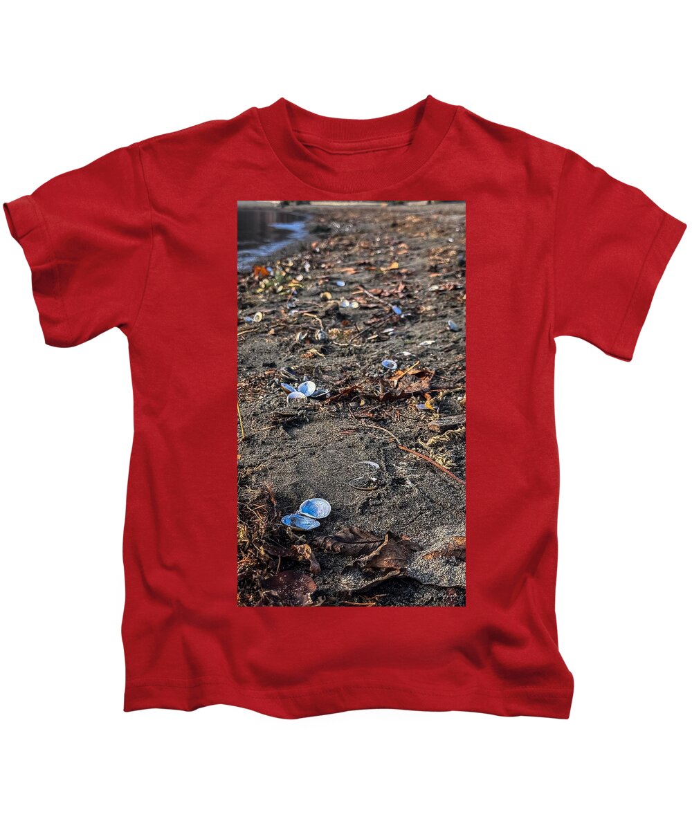 Seashells on the shoreline  - Kids T-Shirt
