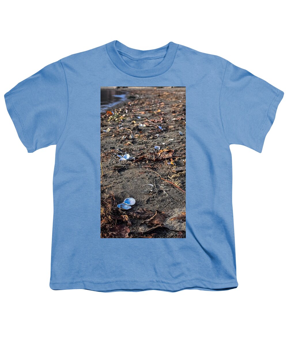 Seashells on the shoreline  - Youth T-Shirt