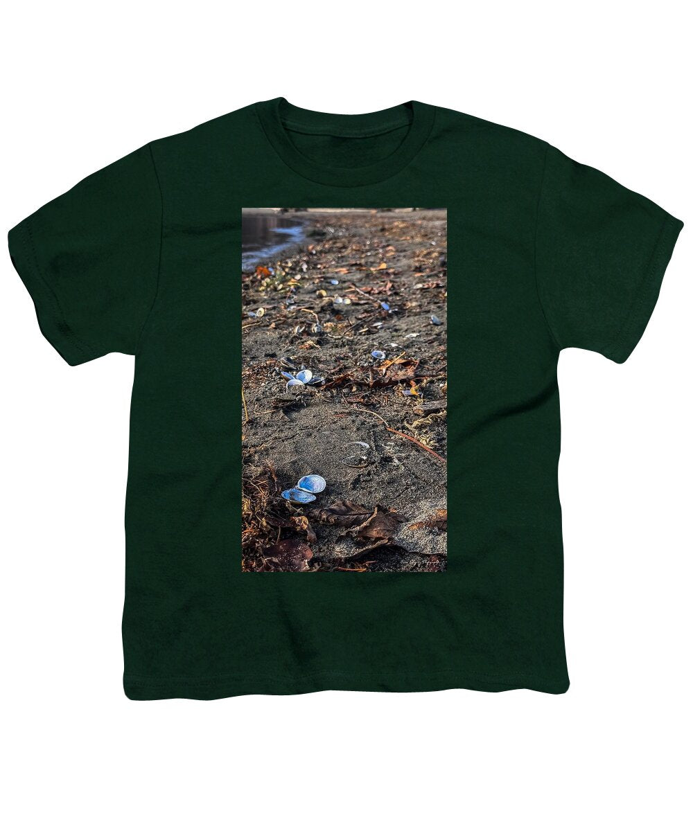 Seashells on the shoreline  - Youth T-Shirt