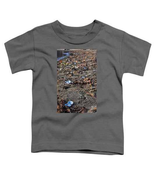 Seashells on the shoreline  - Toddler T-Shirt
