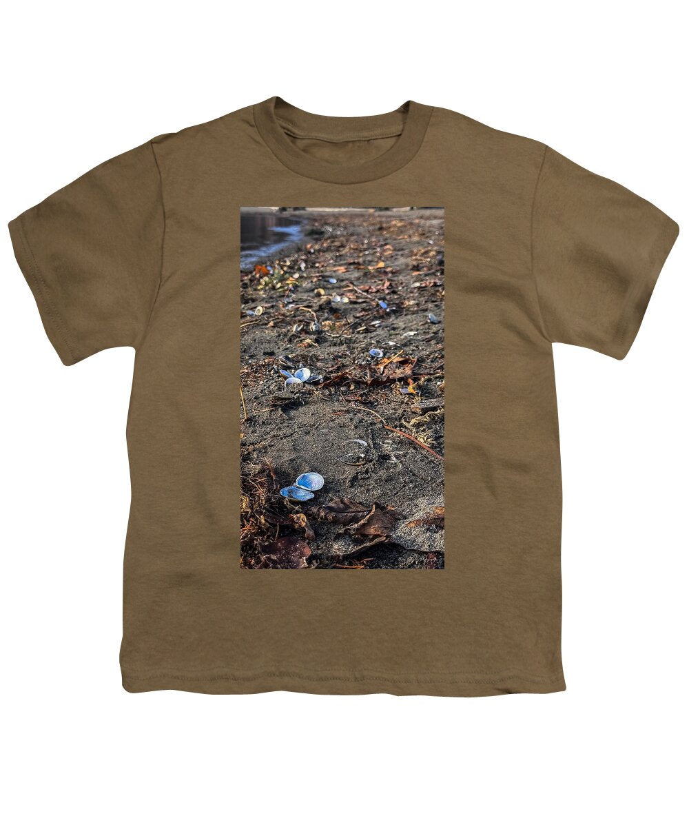 Seashells on the shoreline  - Youth T-Shirt