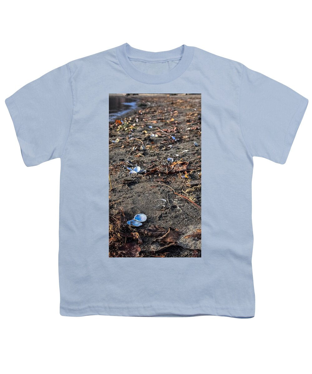 Seashells on the shoreline  - Youth T-Shirt