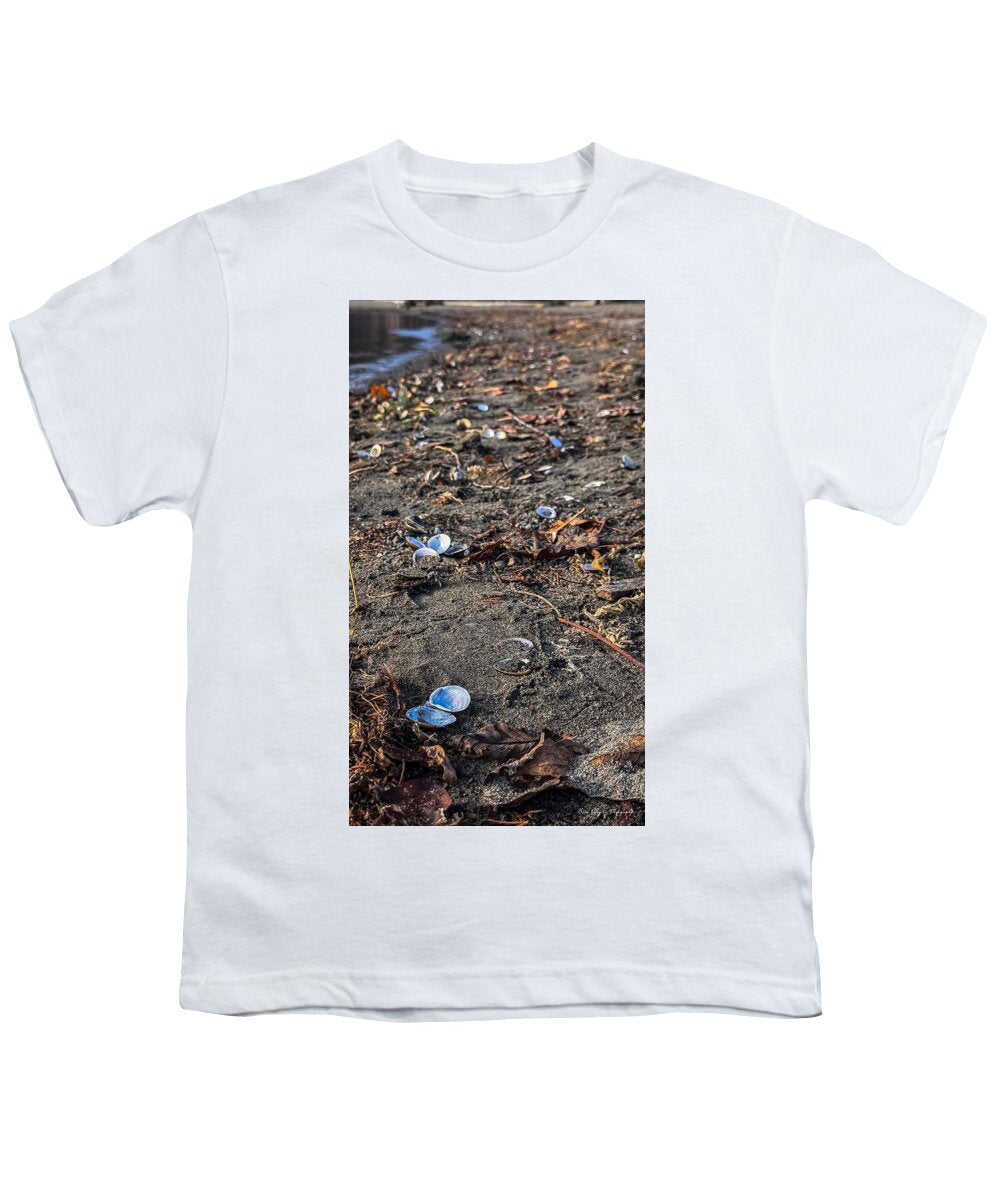 Seashells on the shoreline  - Youth T-Shirt