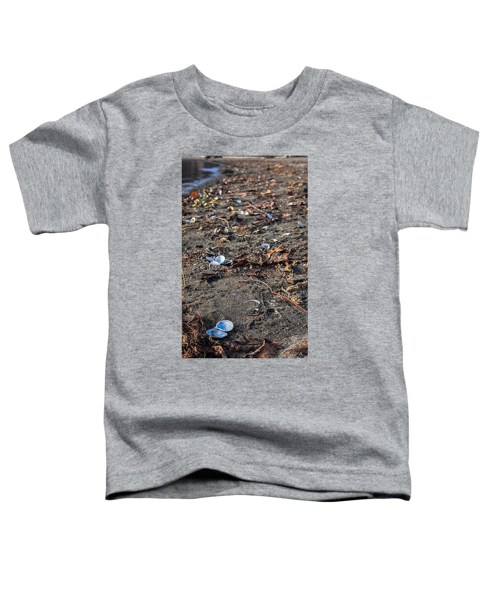 Seashells on the shoreline  - Toddler T-Shirt