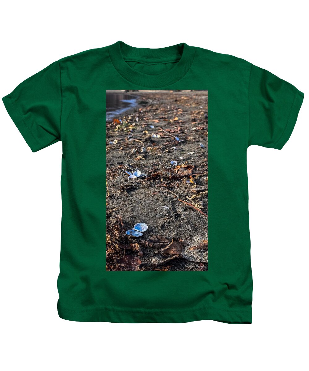 Seashells on the shoreline  - Kids T-Shirt