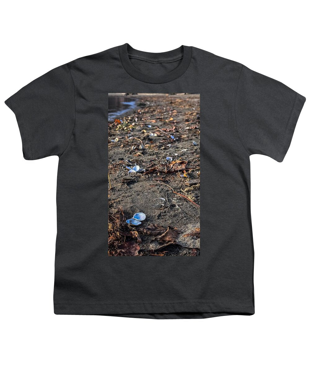 Seashells on the shoreline  - Youth T-Shirt