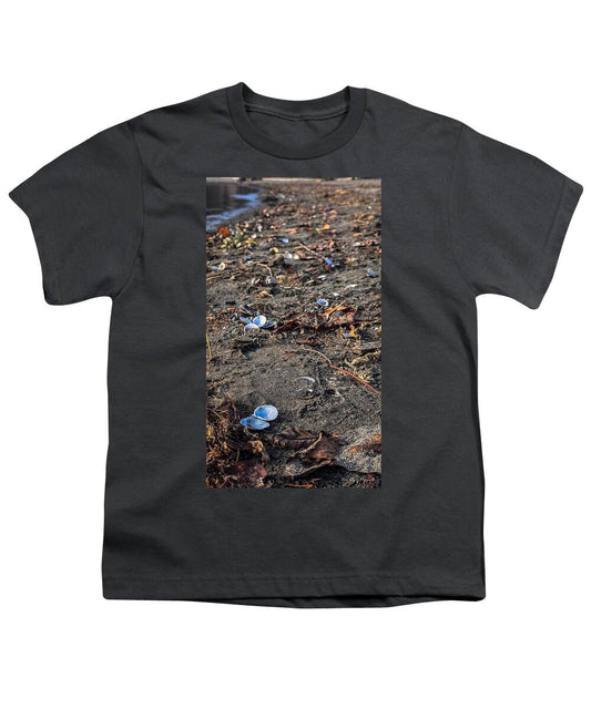 Seashells on the shoreline  - Youth T-Shirt