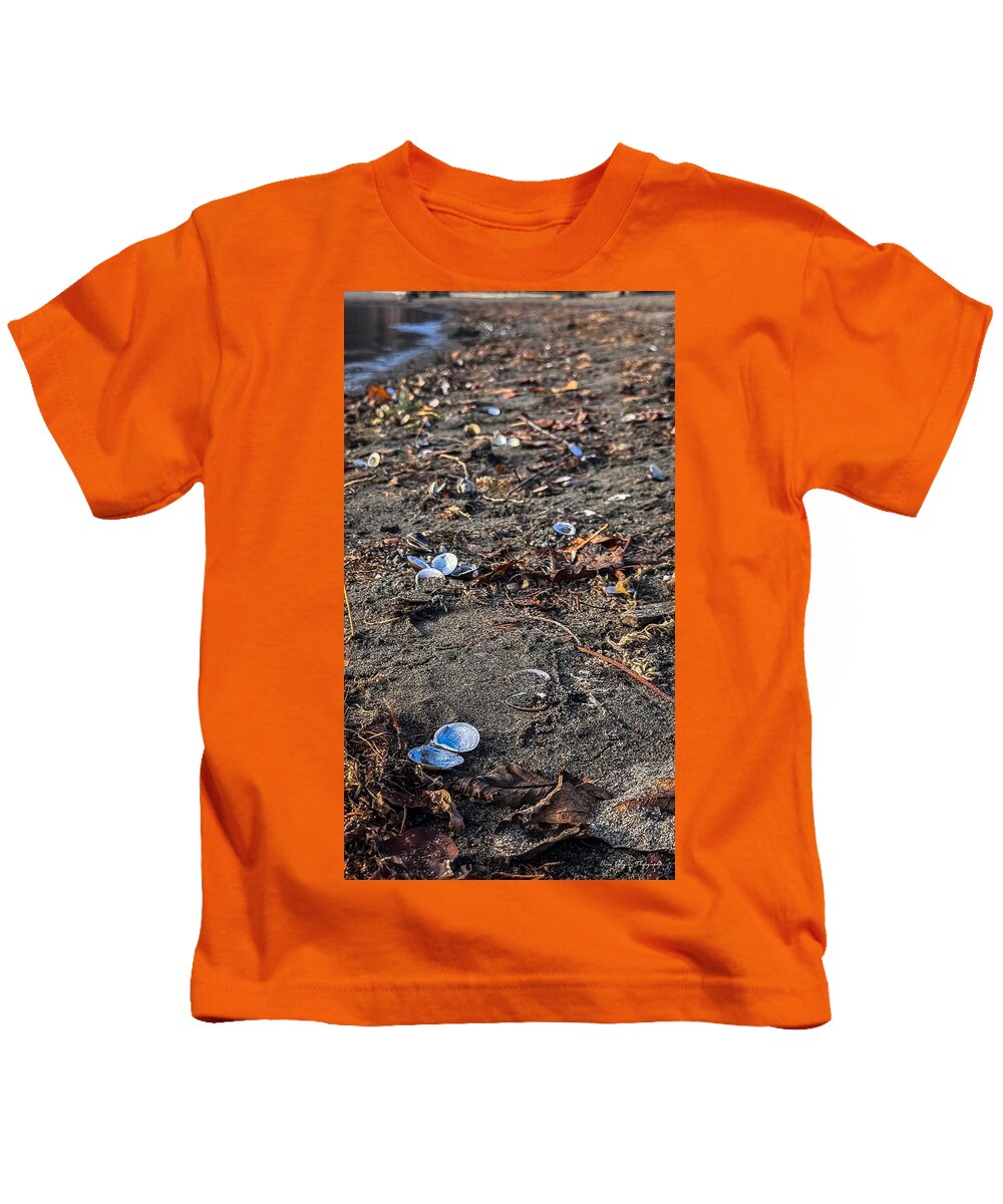 Seashells on the shoreline  - Kids T-Shirt