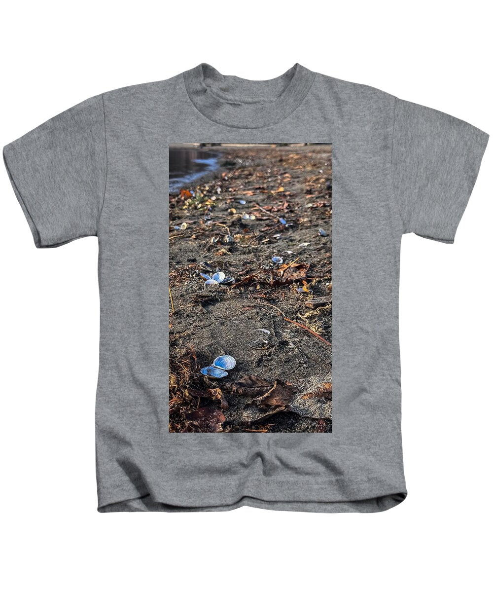 Seashells on the shoreline  - Kids T-Shirt