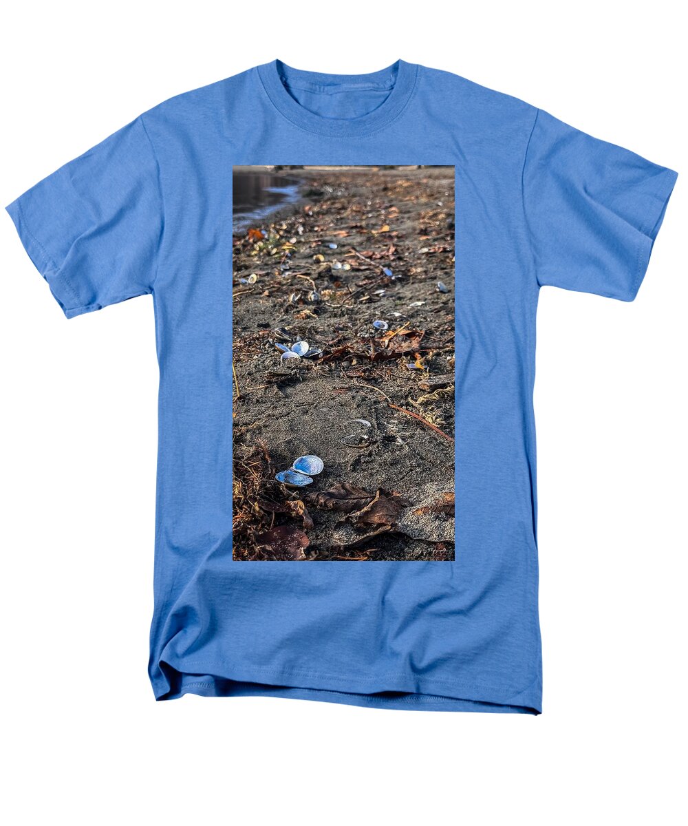 Seashells on the shoreline  - Men's T-Shirt  (Regular Fit)
