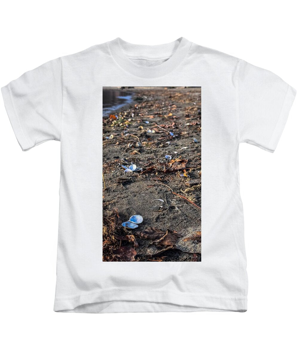 Seashells on the shoreline  - Kids T-Shirt