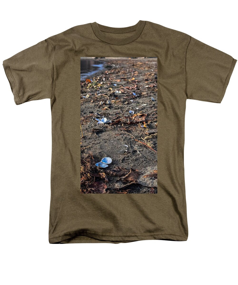 Seashells on the shoreline  - Men's T-Shirt  (Regular Fit)