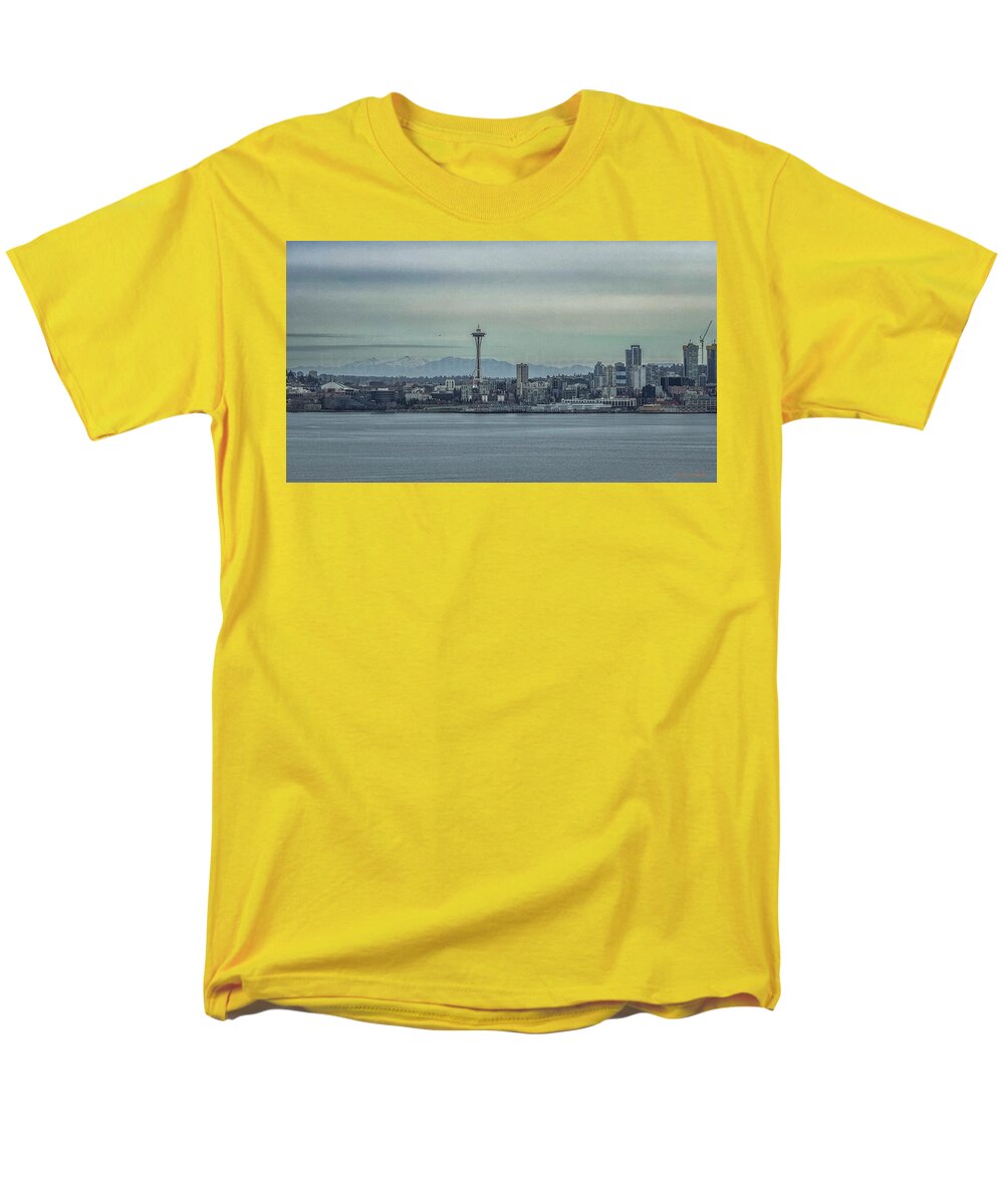Seattle sky line  - Men's T-Shirt  (Regular Fit)