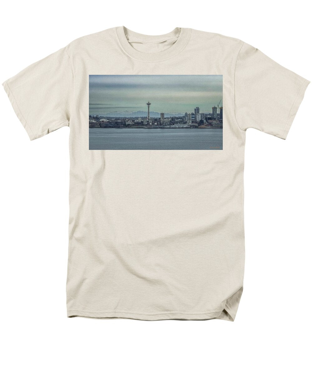 Seattle sky line  - Men's T-Shirt  (Regular Fit)