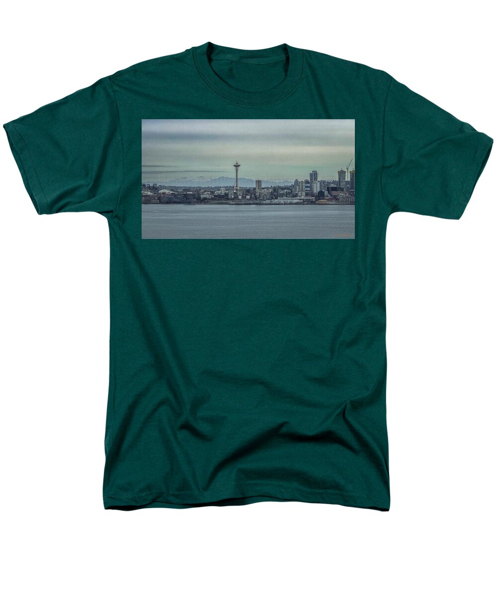 Seattle sky line  - Men's T-Shirt  (Regular Fit)
