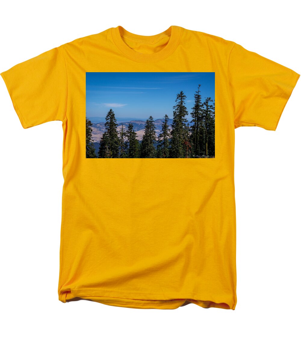 Threw the trees  - Men's T-Shirt  (Regular Fit)