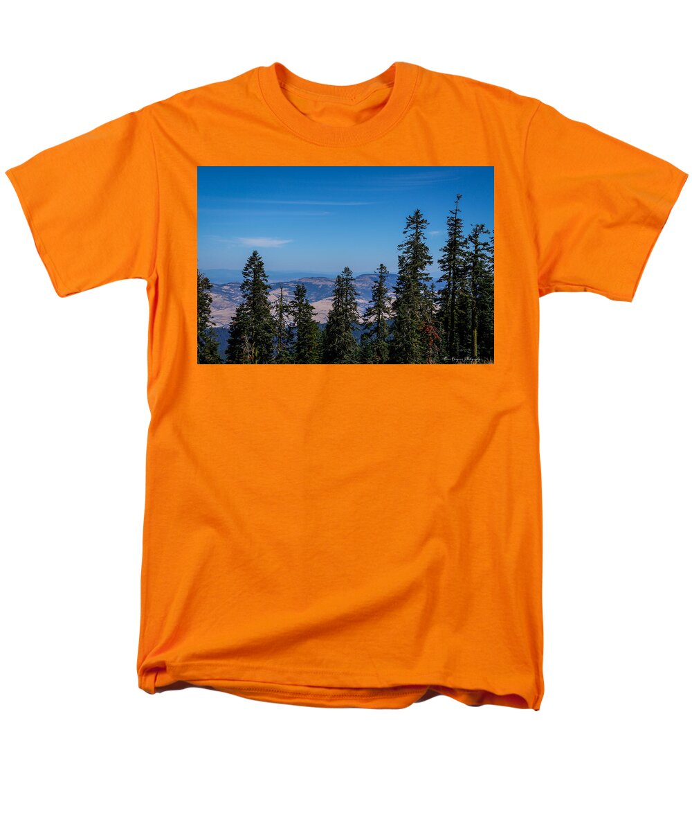 Threw the trees  - Men's T-Shirt  (Regular Fit)