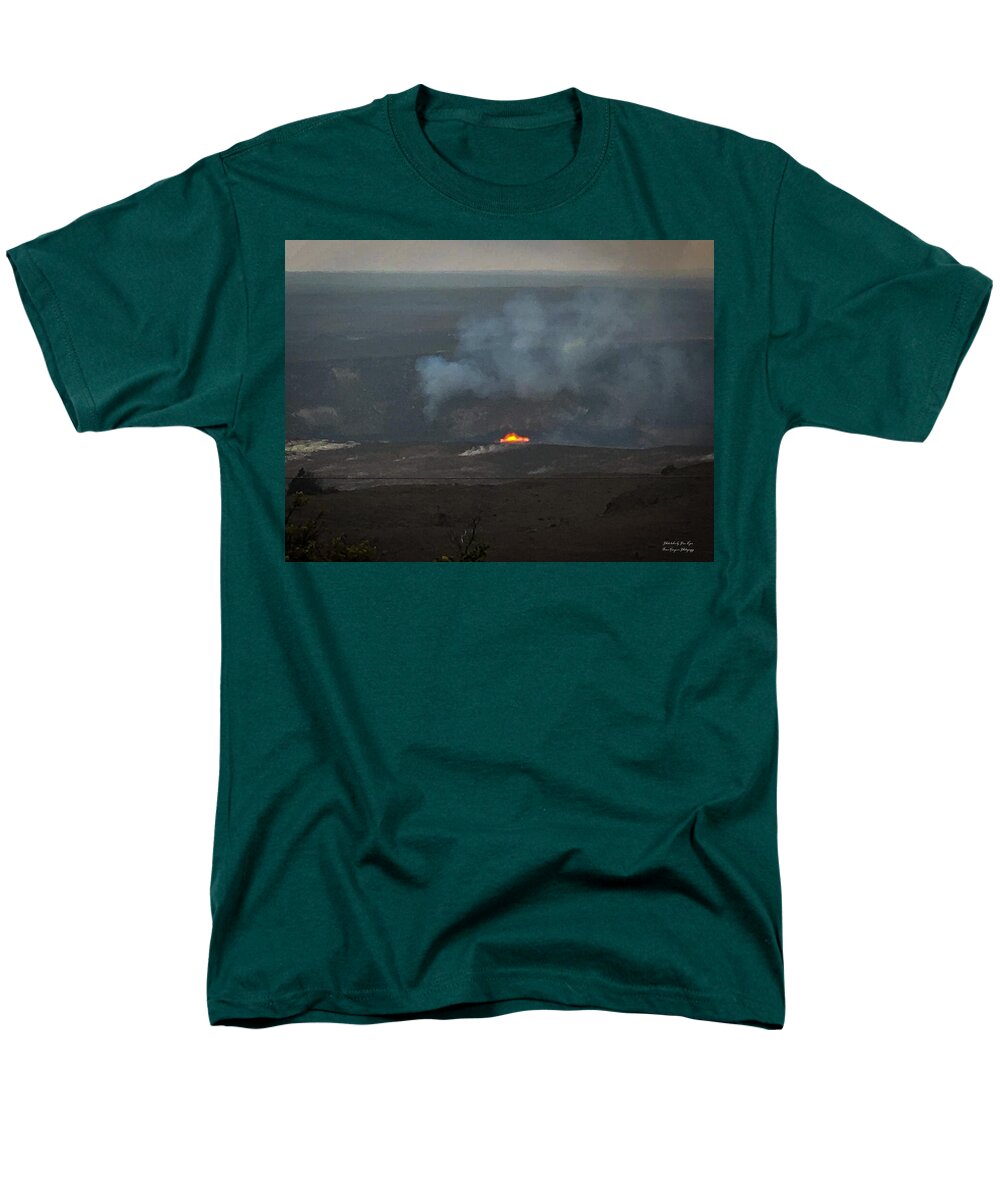 Volcano in Hawaii  - Men's T-Shirt  (Regular Fit)