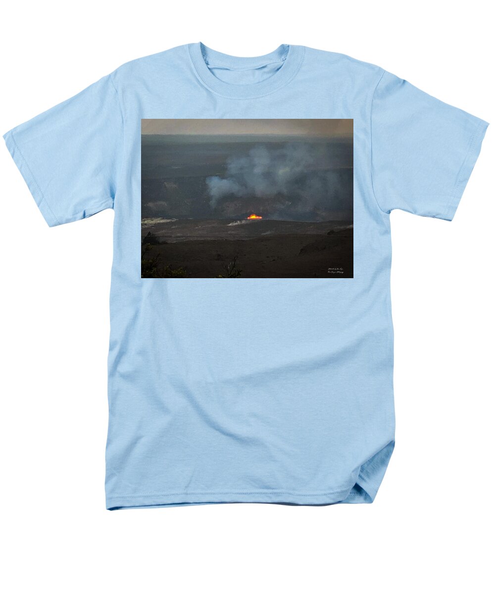 Volcano in Hawaii  - Men's T-Shirt  (Regular Fit)