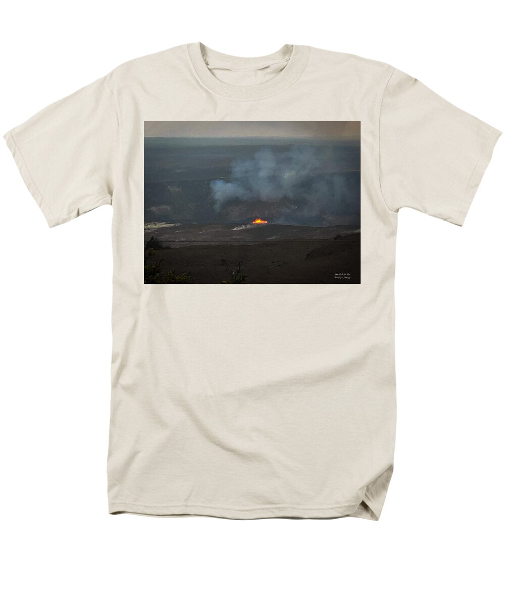 Volcano in Hawaii  - Men's T-Shirt  (Regular Fit)