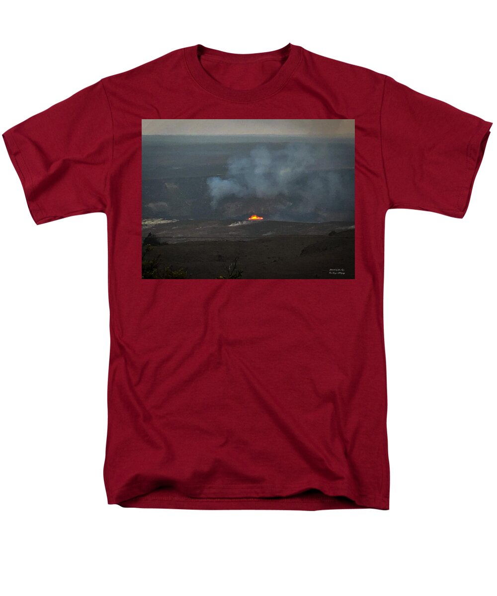 Volcano in Hawaii  - Men's T-Shirt  (Regular Fit)
