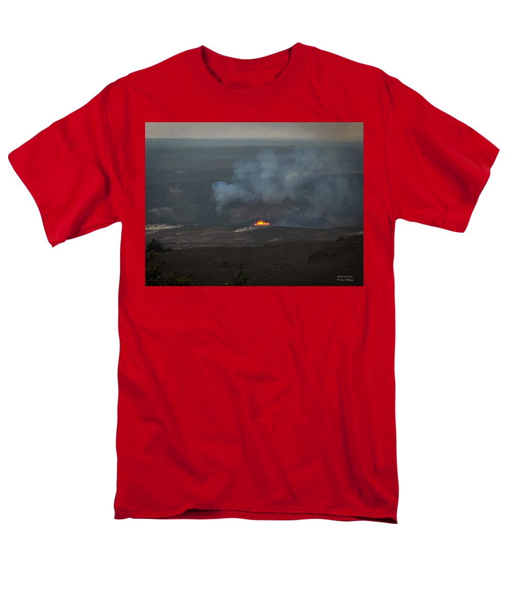 Volcano in Hawaii  - Men's T-Shirt  (Regular Fit)