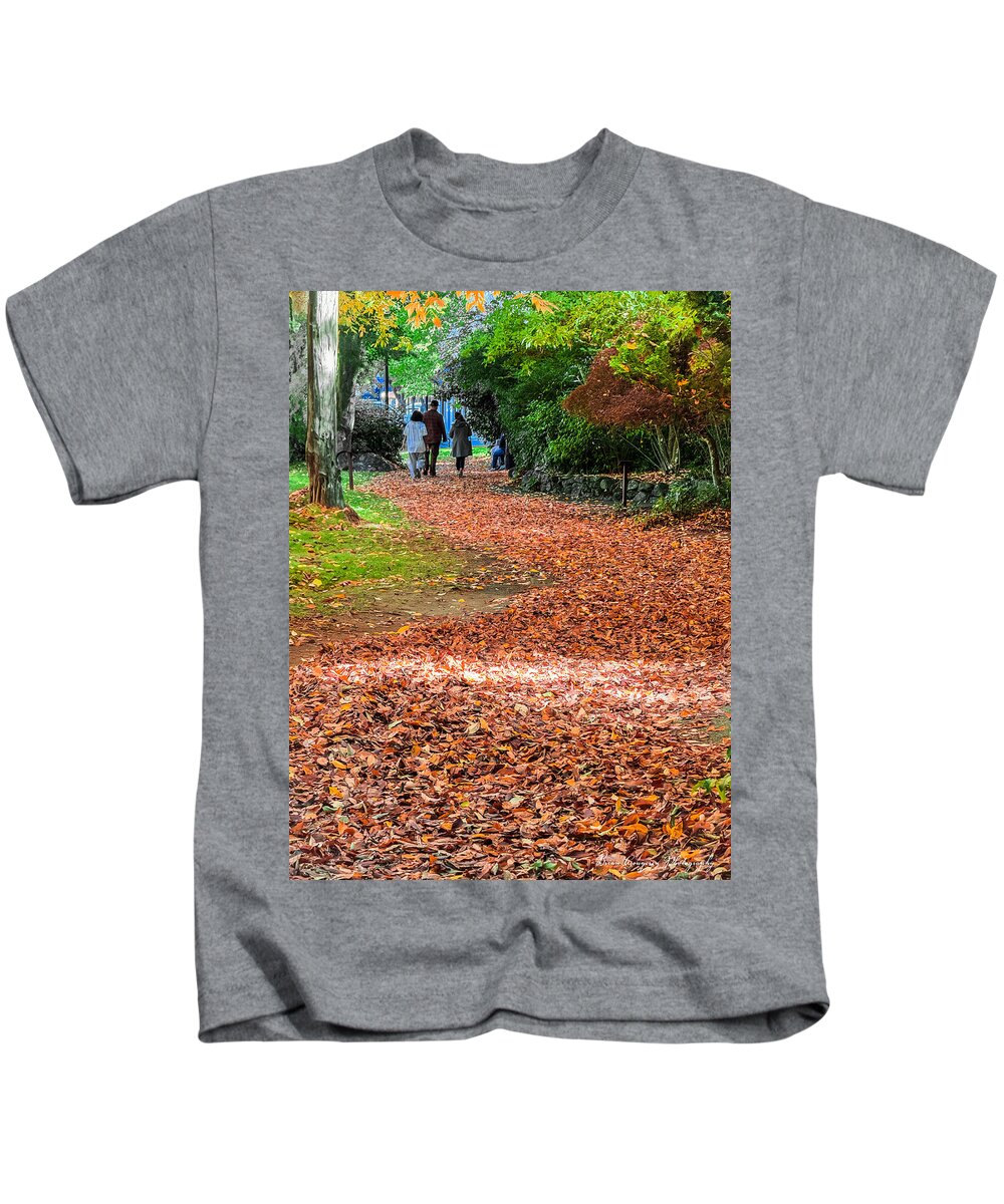 Walk along the park  - Kids T-Shirt