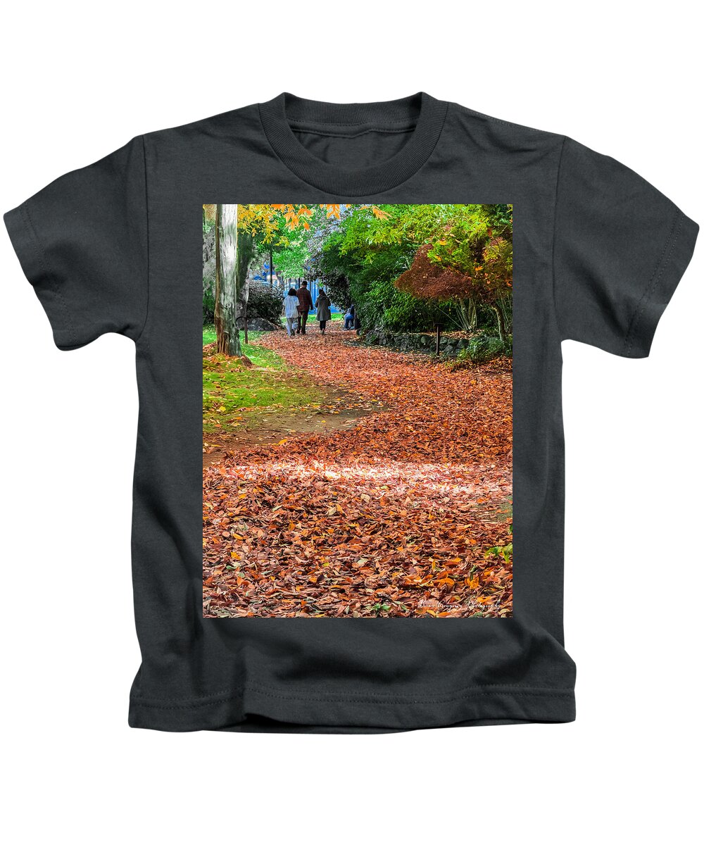Walk along the park  - Kids T-Shirt