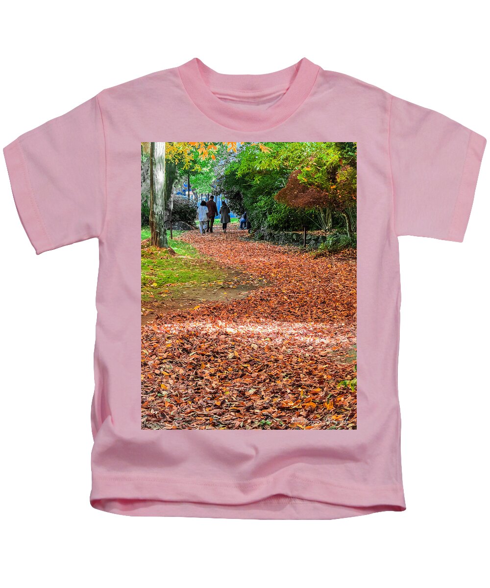 Walk along the park  - Kids T-Shirt