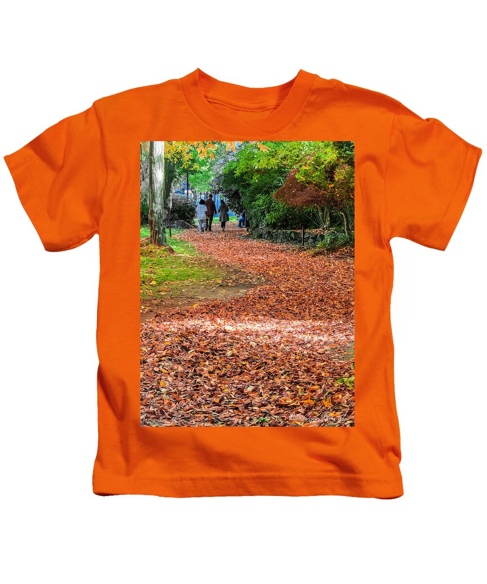 Walk along the park  - Kids T-Shirt