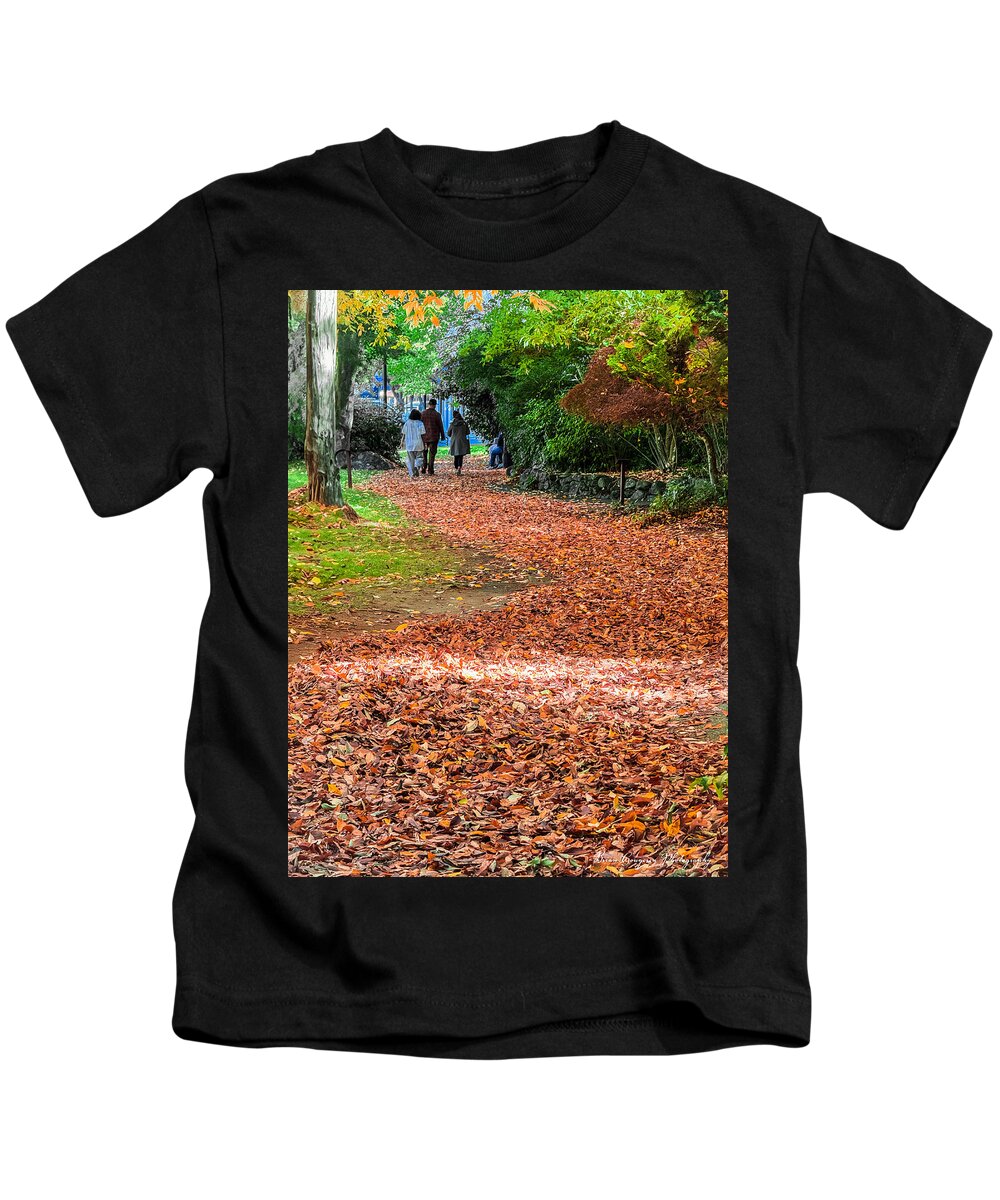 Walk along the park  - Kids T-Shirt