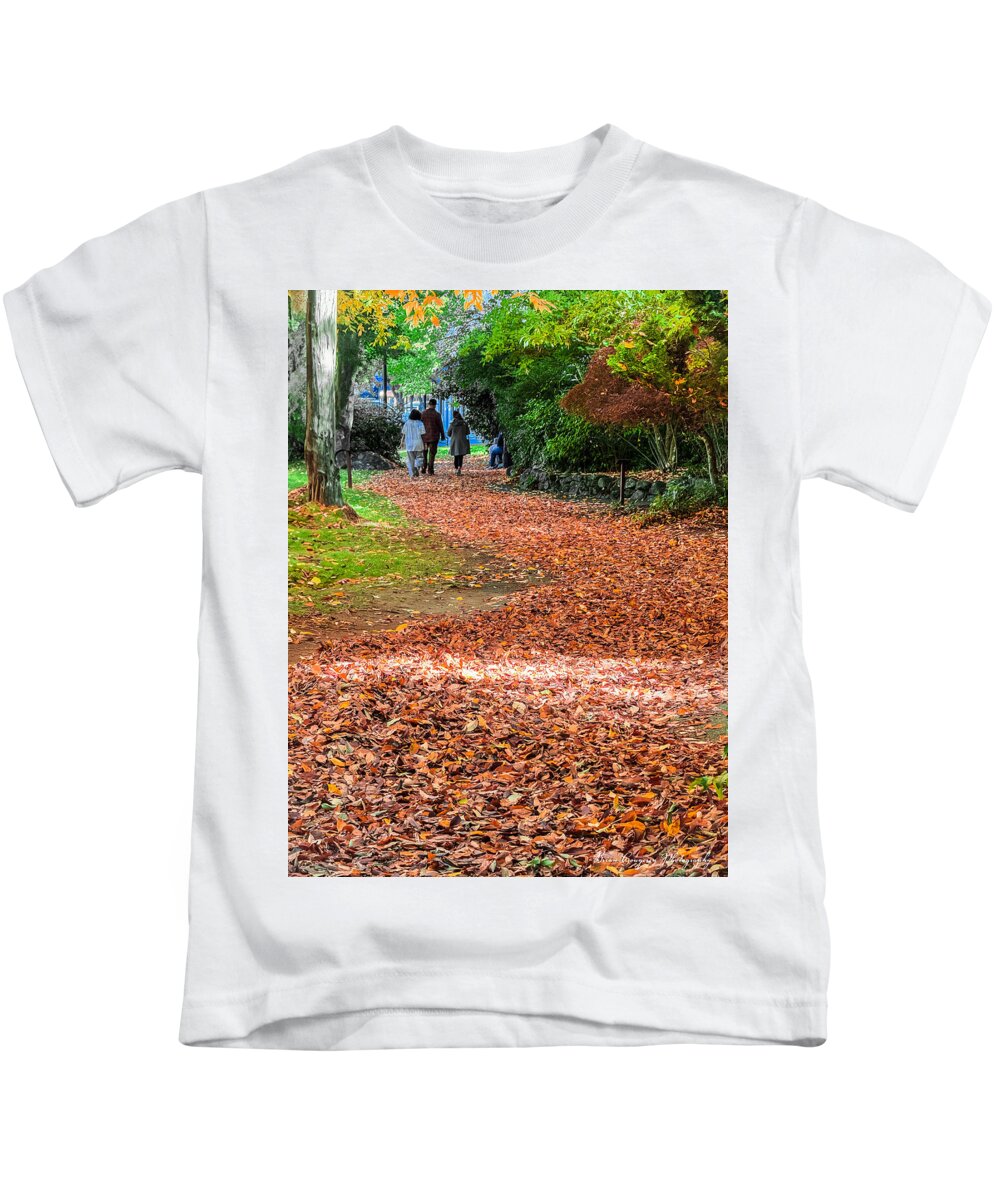 Walk along the park  - Kids T-Shirt